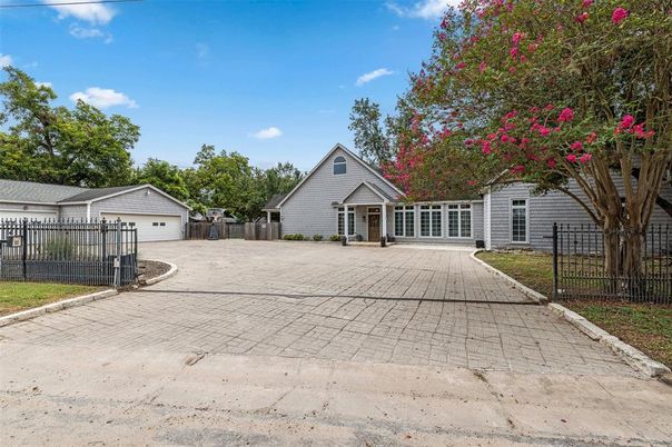 Detached Garage, Exterior