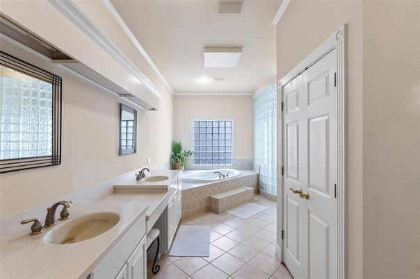 Bathroom, Dual Sink Vanities, Interior, Recessed Lighting