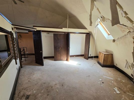 Empty room, Interior