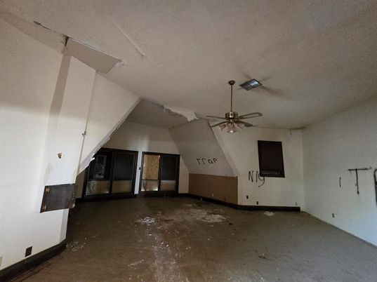 Empty room, Interior