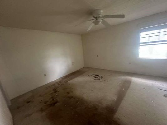 Empty room, Interior