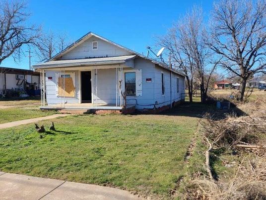 Backyard, Exterior, Facade, Ranch