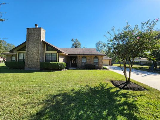 Attached, Backyard, Exterior, Facade, Brick Facade, Ranch