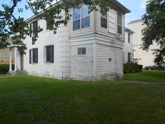 Attached, Exterior, Facade, None
