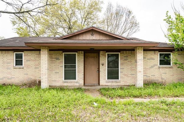 Exterior, Facade, Brick Facade, Ranch