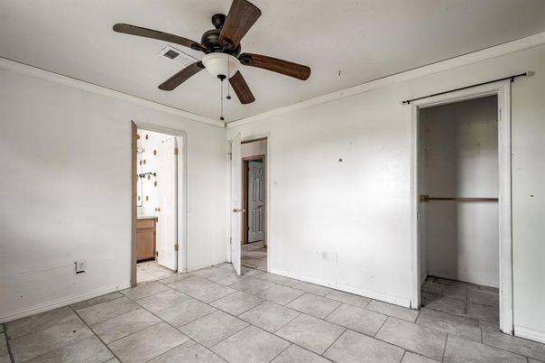 Empty room, Interior