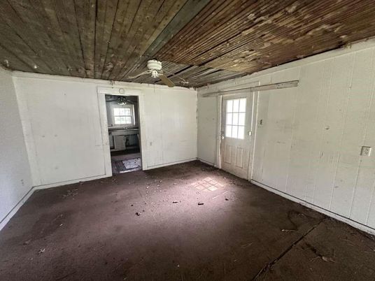 Empty room, Interior, Wooden Ceilings