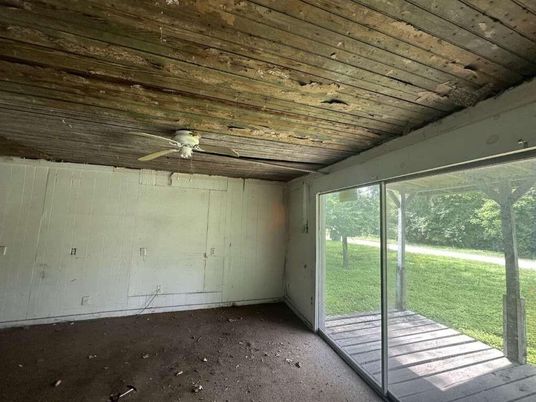 Empty room, Interior, Sun Room, Wooden Ceilings