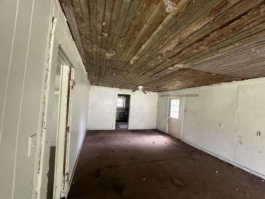 Empty room, Interior, Wooden Ceilings