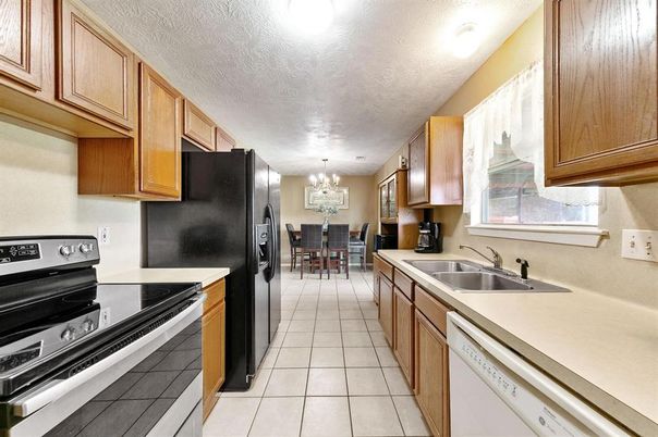 Chandelier, Dining room, Interior, Kitchen