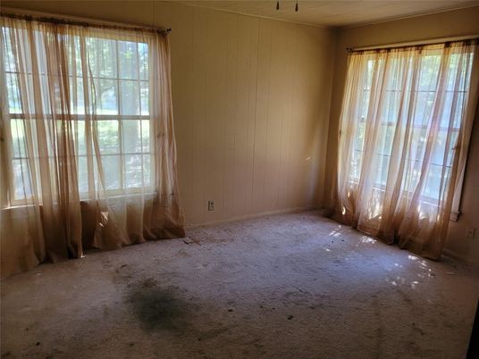 Empty room, Interior