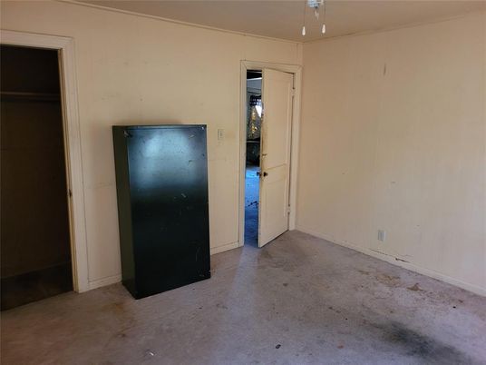 Empty room, Interior