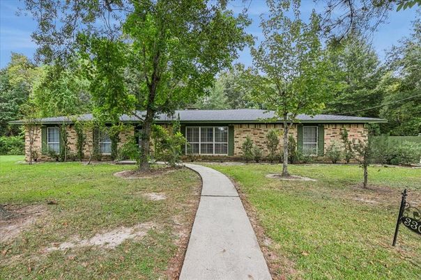 Backyard, Exterior, Facade, Brick Facade, Ranch