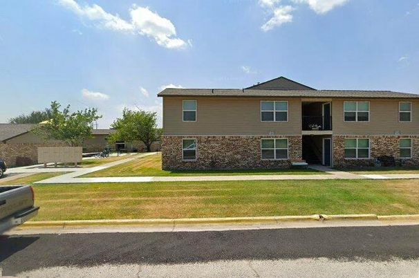 Exterior, Facade, Brick Facade, Raised Ranch