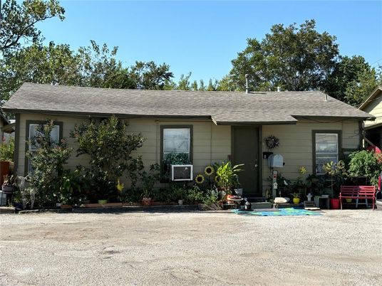 Exterior, Facade, Ranch