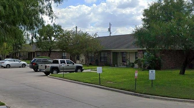 Exterior, Facade, Ranch
