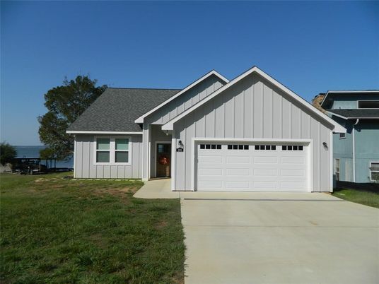 Attached, Exterior, Facade, Farmhouse