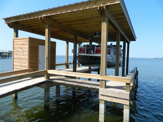 Exterior, Lake