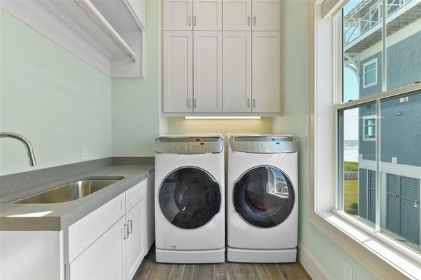 Interior, Washer, Wood Texture Flooring