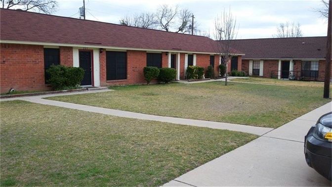 Backyard, Exterior, Facade, Brick Facade, Ranch