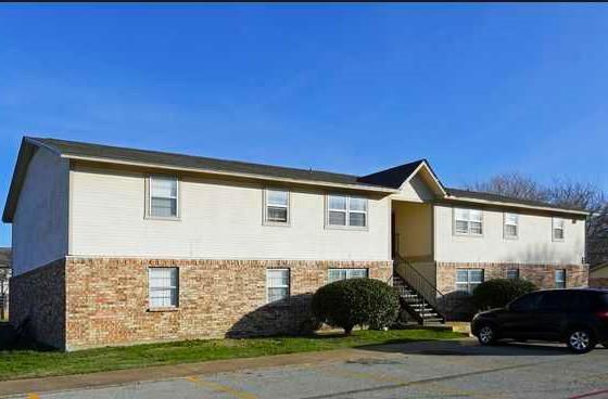 Exterior, Facade, Brick Facade, Raised Ranch