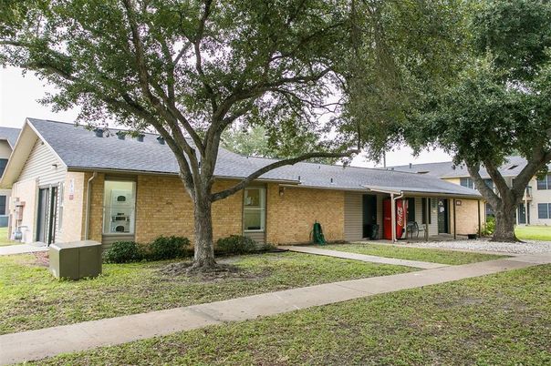 Exterior, Facade, Brick Facade, Ranch