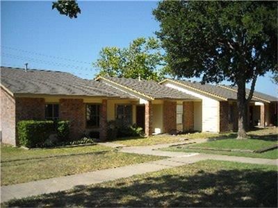 Backyard, Exterior, Facade, Brick Facade, Ranch