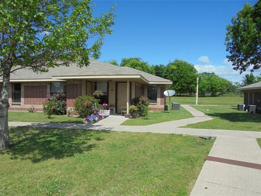 Backyard, Exterior, Facade, Brick Facade, Ranch