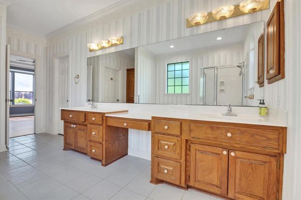 Bathroom, Dual Sink Vanities, Interior, Recessed Lighting