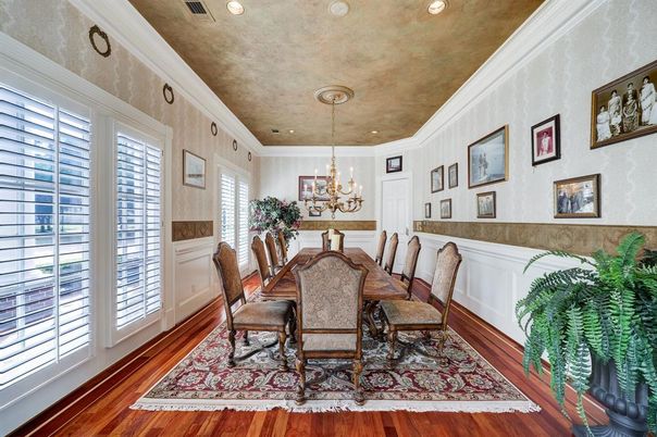 Chandelier, Dining room, Interior, Recessed Lighting, Wood Texture Flooring
