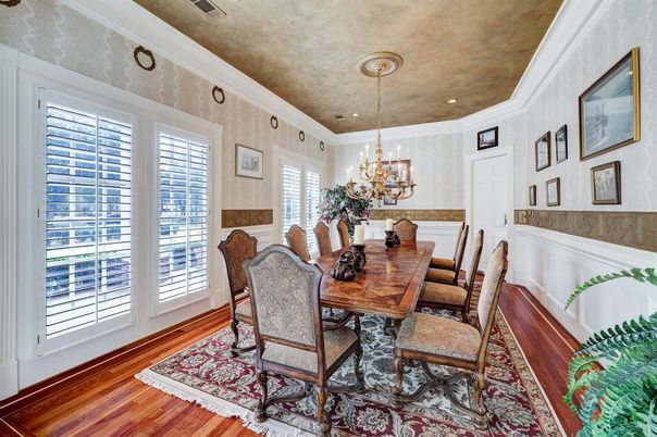 Chandelier, Dining room, Interior, Recessed Lighting, Wood Texture Flooring