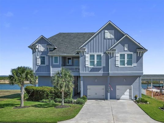 Attached, Exterior, Facade, Water, Farmhouse