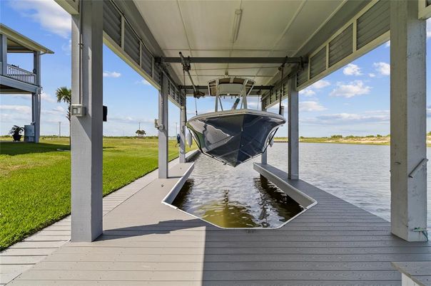 Exterior, Lake