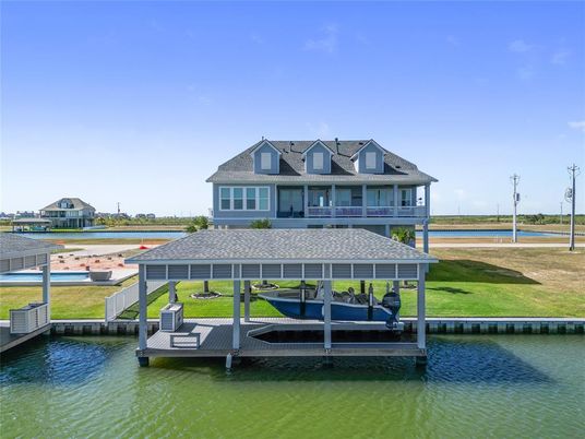Exterior, Lake