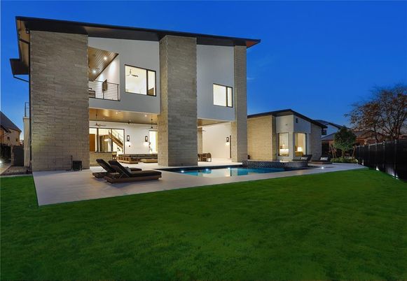 Backyard, Exterior, Facade, Pool, Modern