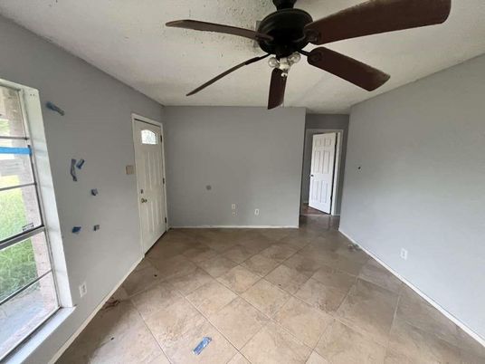 Empty room, Interior