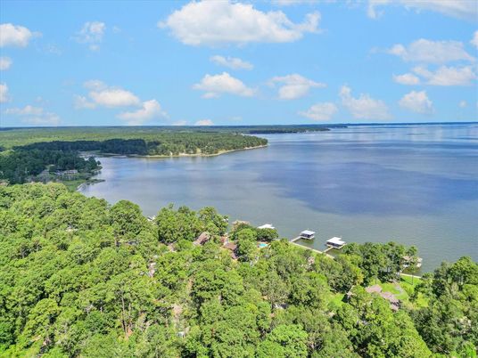 Exterior, Lake