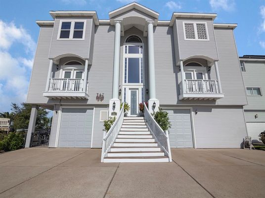 Attached, Exterior, Facade, Rowhouse