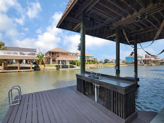 Exterior, Lake