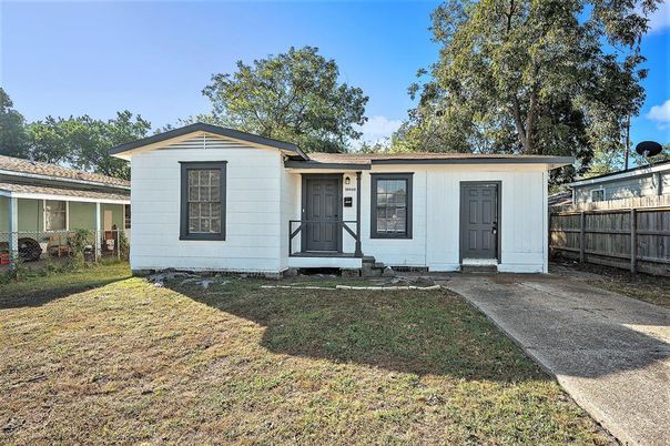 Exterior, Facade, Ranch