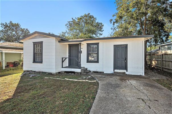 Exterior, Facade, Ranch
