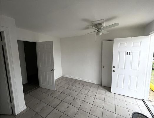 Empty room, Interior