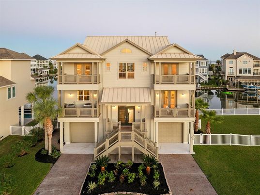 Attached, Exterior, Facade, Farmhouse
