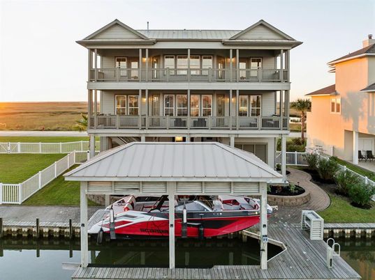 Exterior, Lake
