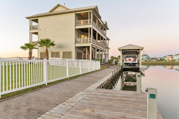 Exterior, Lake