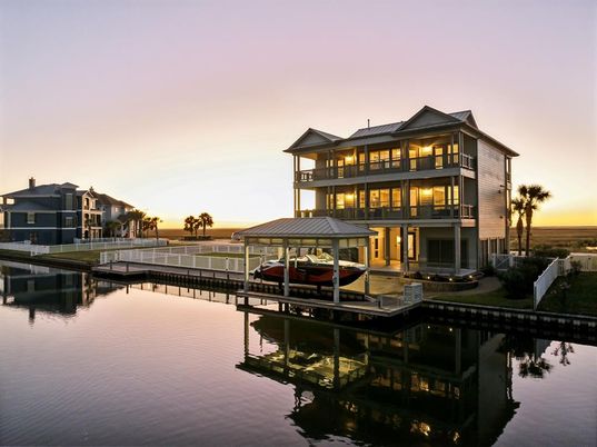 Exterior, Lake