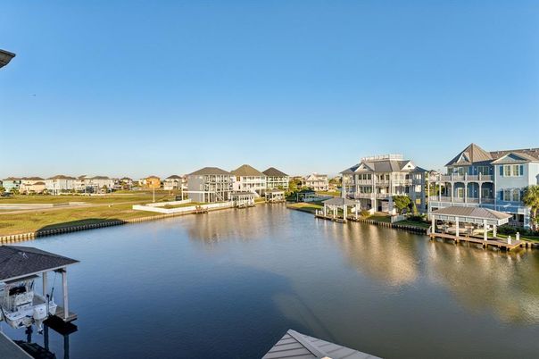 Exterior, Lake