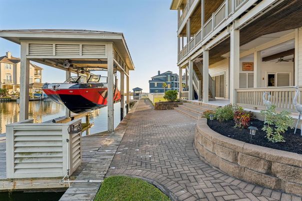 Exterior, Lake