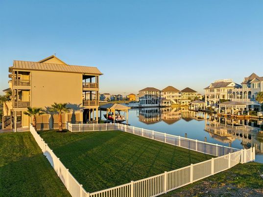 Exterior, Lake