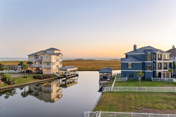 Exterior, Lake